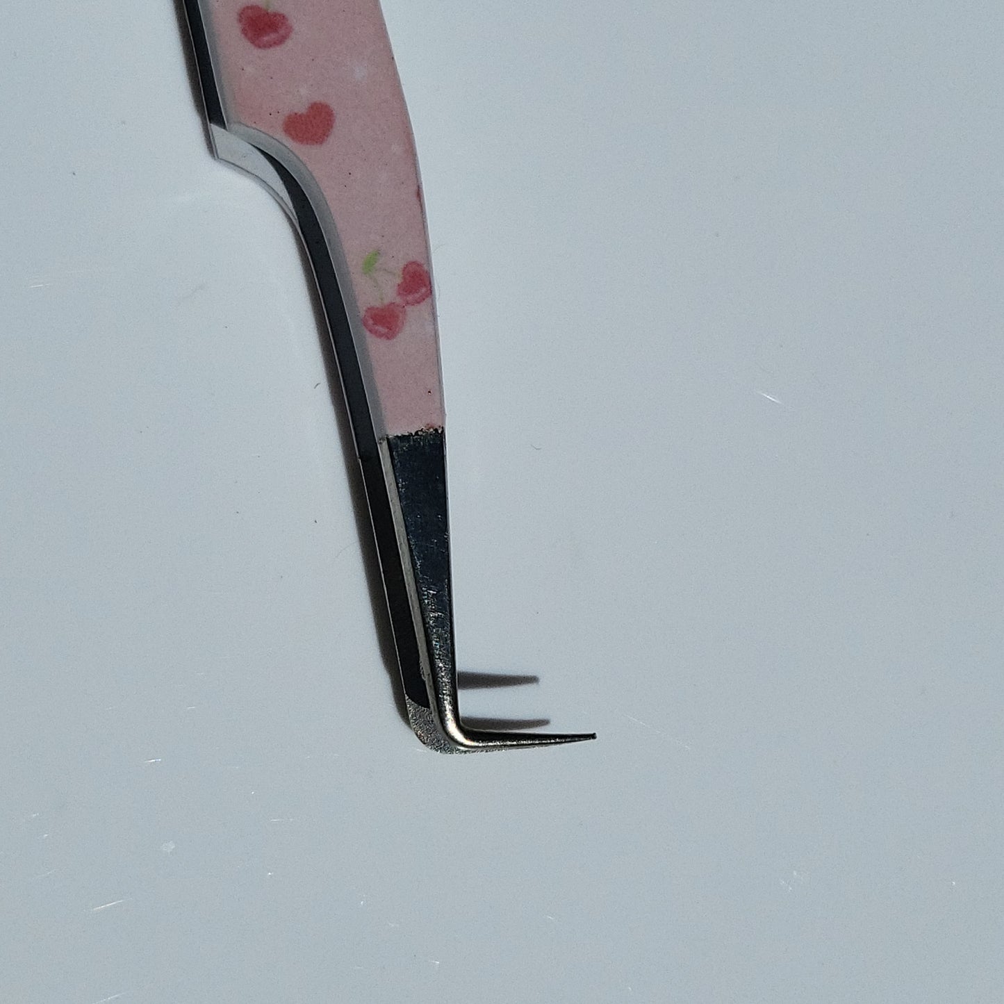 Cherry 90° Tweezer